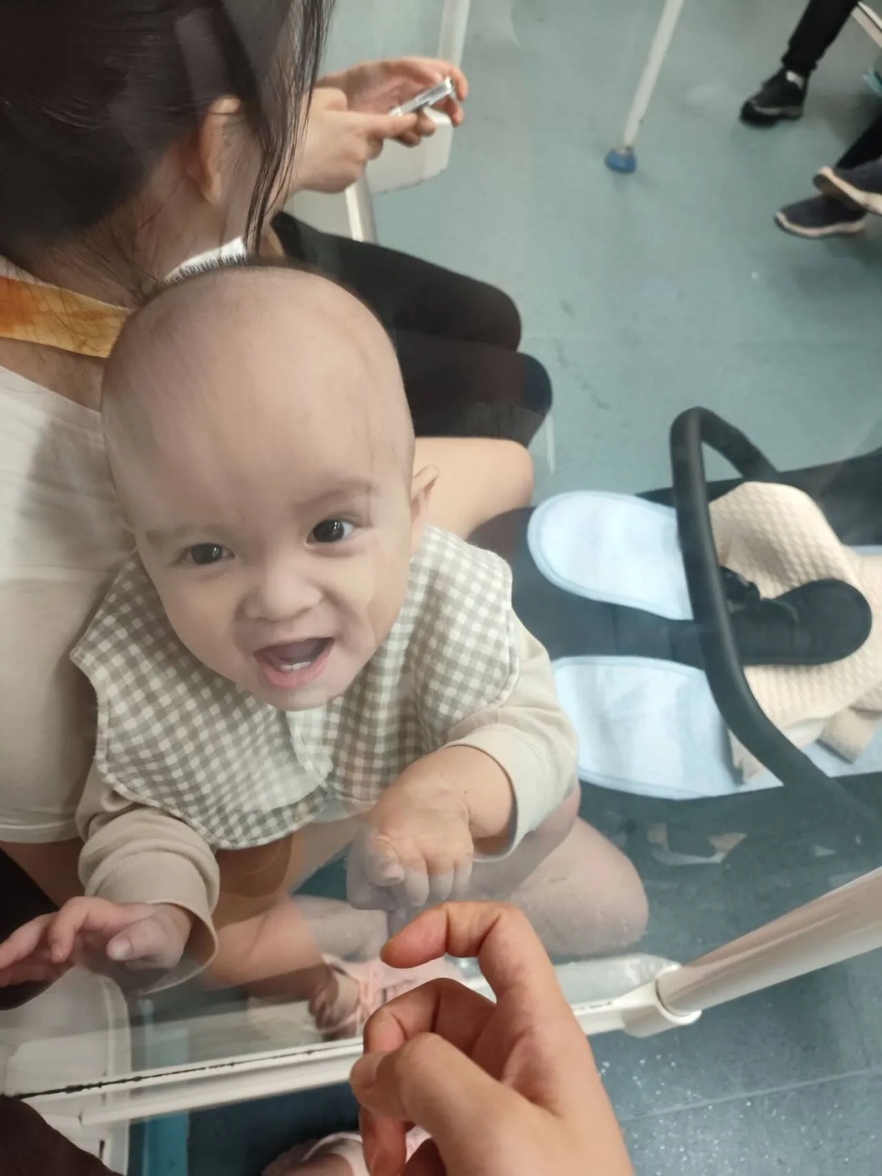 地铁里面遇到超可爱的小孩子，感觉他很开心，一直在观察人，观察世界，也不吵闹，你对他笑，他也回笑你，小孩子的世界才是真正的天真无邪呀。