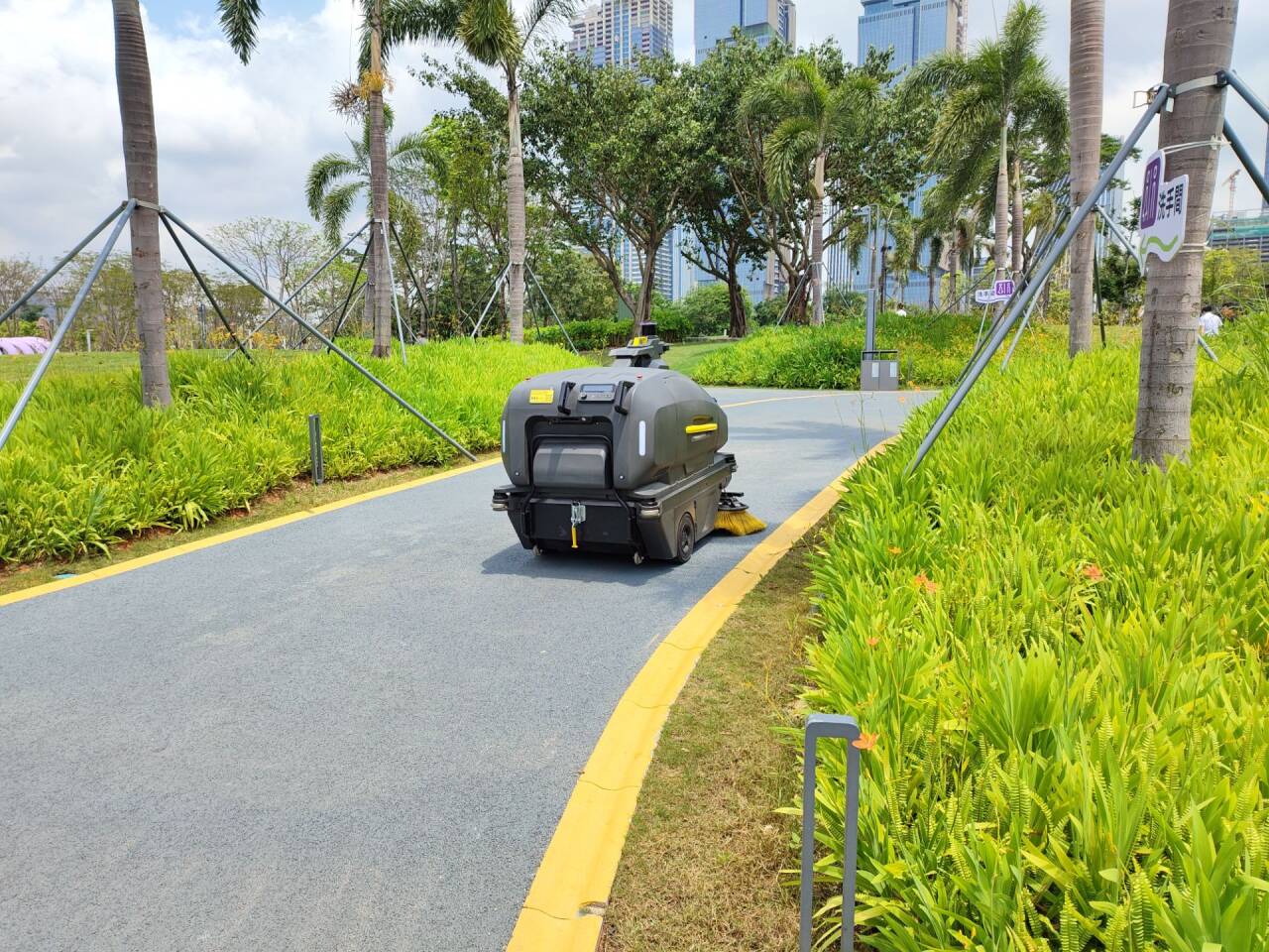 现在公园或者路边都配置有这样的扫地机器车，但是效果如何呢？显然没有人打扫的干净，而且遇到的车机器车要反应很久才会让开，这也影响了交通，感觉还是需要再智能点，才会让生活更加美好。