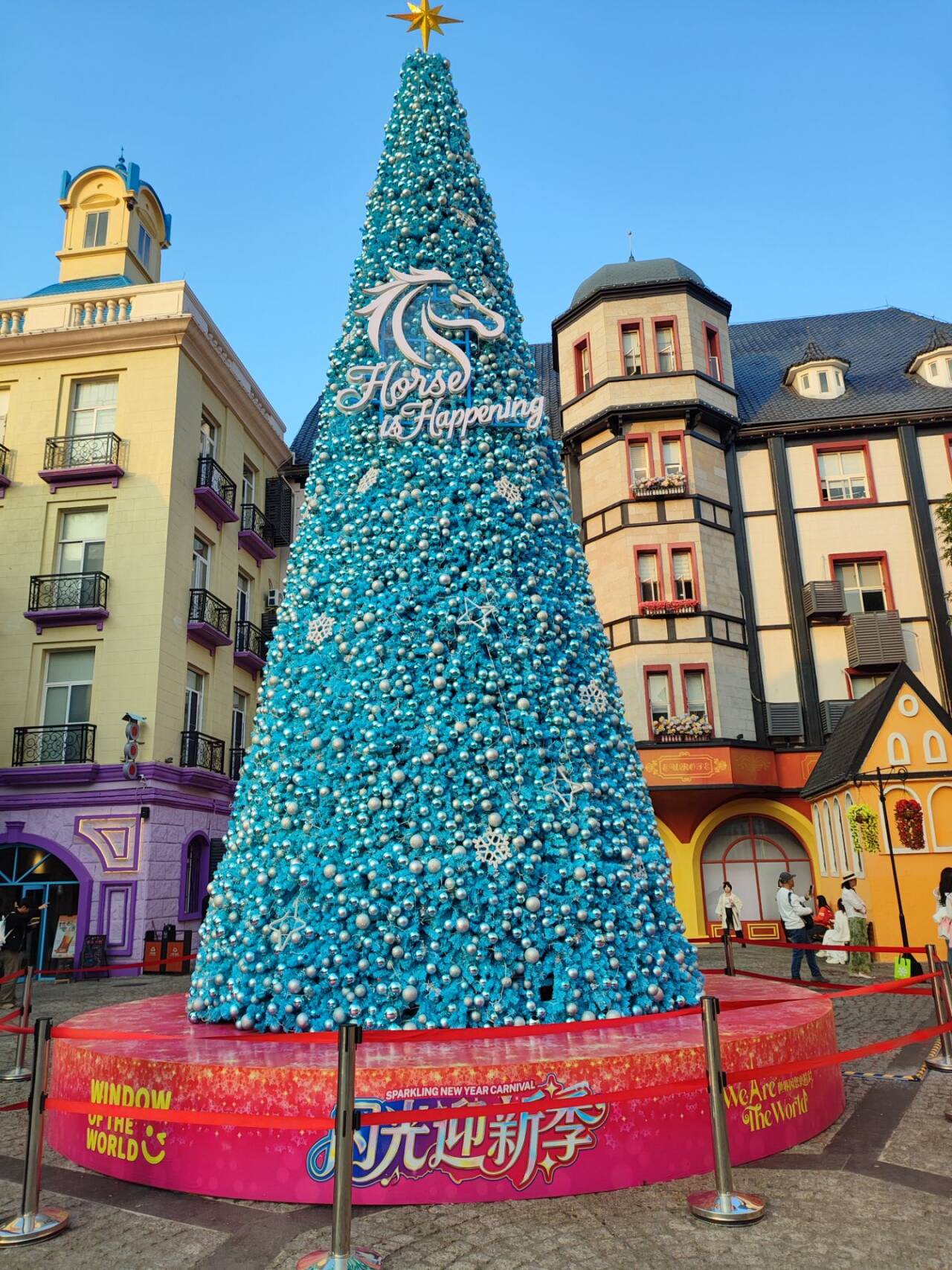 由于圣诞节是在工作日，所以周末去补了一下圣诞节的氛围，看到了巨型的圣诞树，发现了一个行情，世界之窗旁边的欧洲小镇，虽然每次都人流很多，但是旁边的商铺却更新的很频繁，说明大家都是去玩的，不怎么消费，商家承受不起这边的商铺租金。