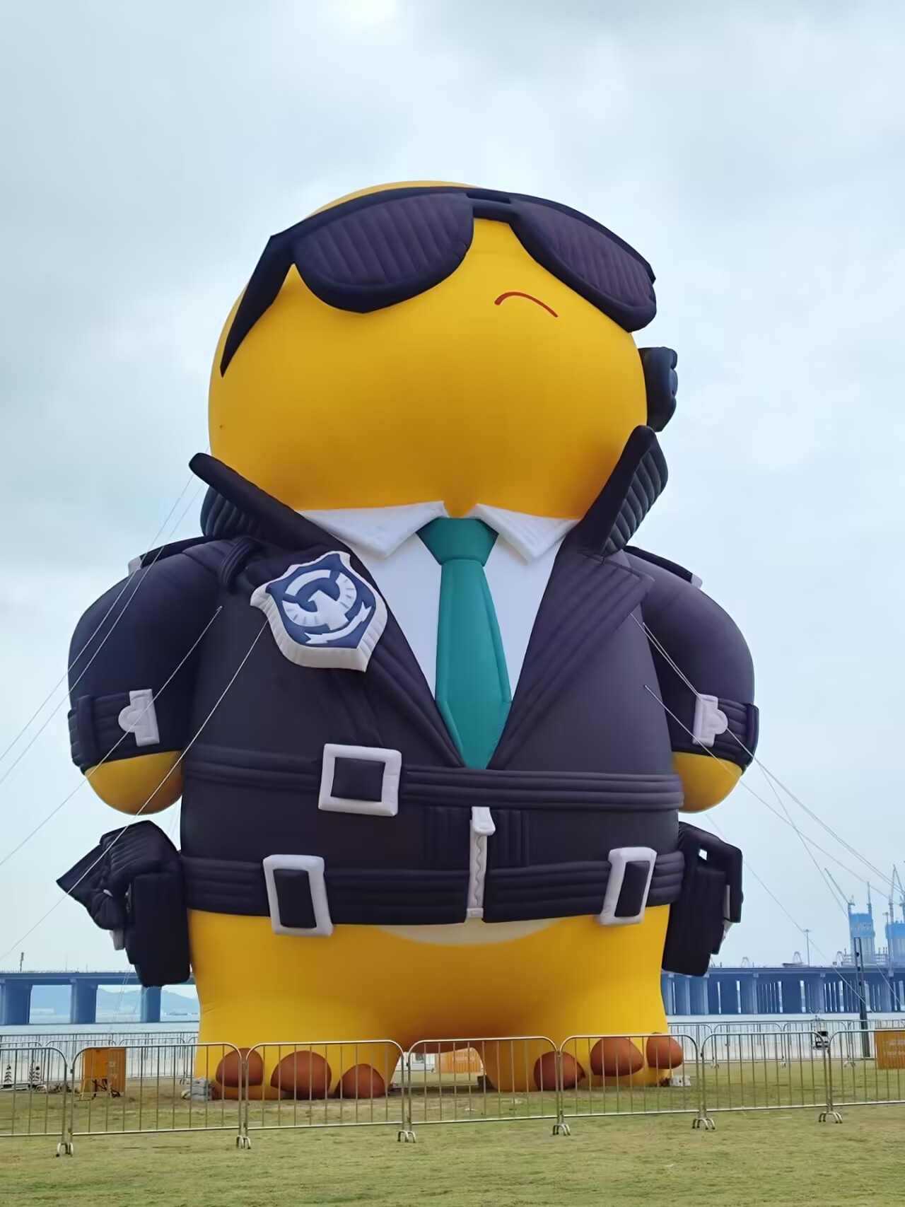 中午吃完饭去散步的时候，看到一个超大的奶龙警察，应该是刚布置好不久，拍照围观的人还不多，也可能是中午太热，很多人没有出来。