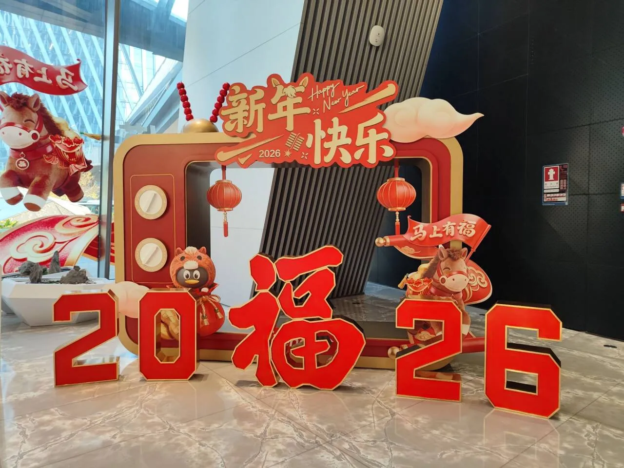 
临近新年，到处都装饰起来了，今年年前没有休假，坚守到了最后一天，看到今天依旧有不少小伙伴没有休假，都还来上班了，今年最后一天上班，明天就回家了，周刊估计要休息到下个月了。