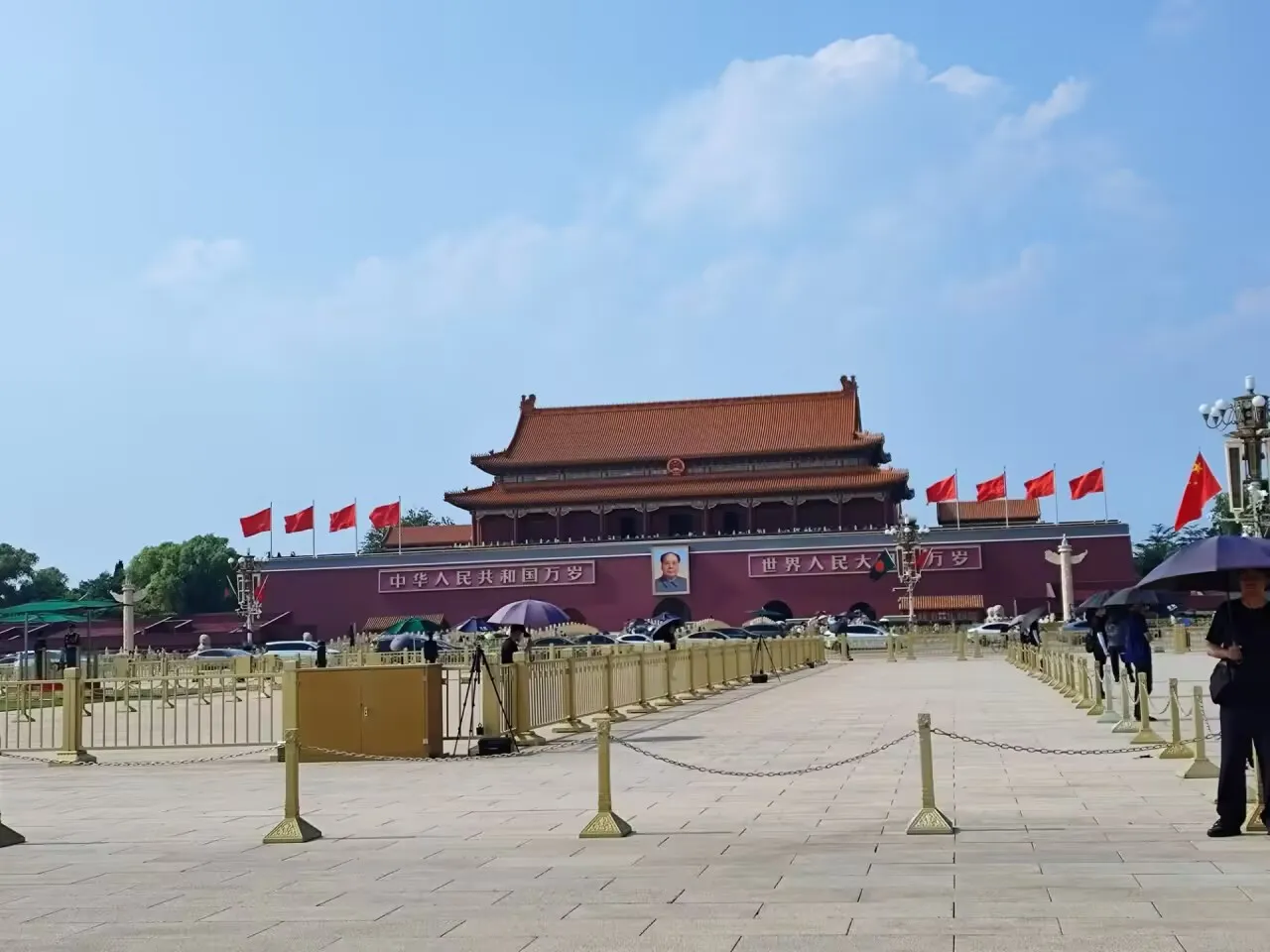 
出国家博物馆就看到了不远处的北京天安门，以前只在电视上出现的场景映入眼帘，看着红色的城墙和远处风姿勃发的军人站姿，从心底里涌现出我是中国人的自豪。