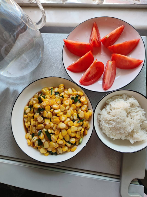 周末得空，自己做饭菜，比起现在的人都喜欢吃荤菜，我还是比较喜欢吃蔬菜，健健康康，绿色蔬菜，这样简简单单、平平淡淡就是幸福的周末啦~