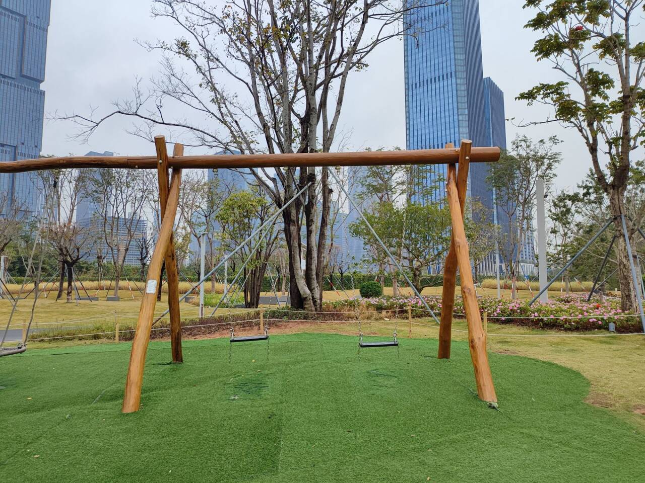 
午饭后到公园散步，往常都是很多人，很多小朋友玩的秋千，由于今天天气灰蒙蒙的，可能会下雨，就没有小朋友在玩，想起自己小时候最想玩的就是秋千了，但是农村里真的没有这个，而且自己搭的怕有安全隐患，所以小时候就没怎么玩过，跟我姐一起组装过跷跷板玩，哈哈哈，小时候的美好记忆。