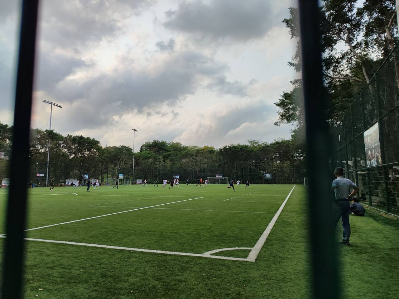 周末去公园里，刚好发现了两个特别大的足球场，一个是中年人玩耍的，一个是高中生玩耍的，看着他们在足球场上肆意奔跑的样子，真的感觉青春真好，有无上活力。