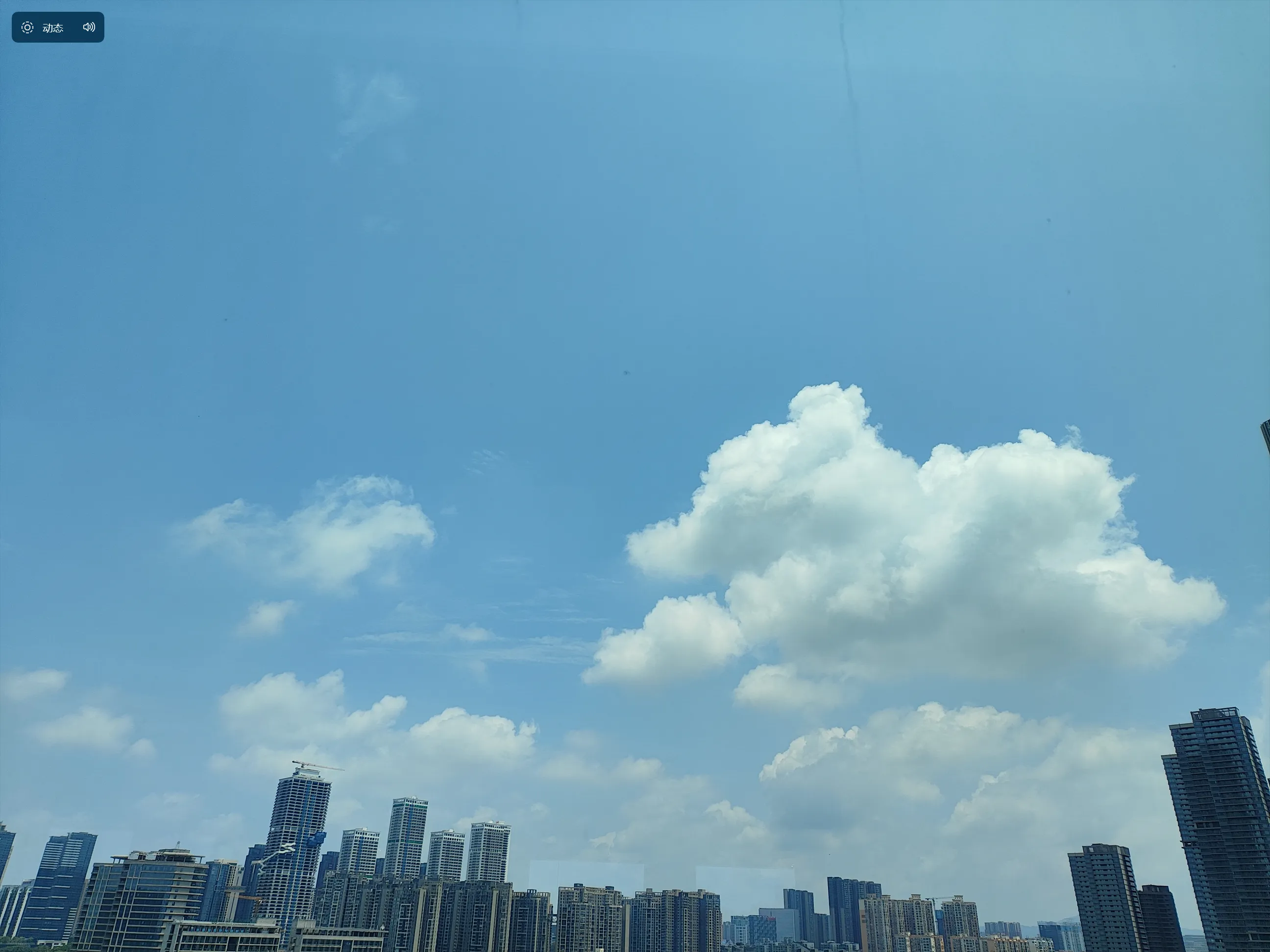 在暴风雨来临前，在健身房拍摄到的天空，漂亮极了，就像童话故事里的风格。