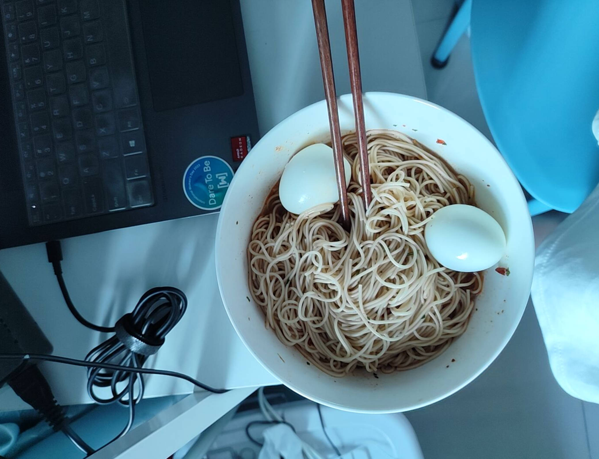 周末懒得出门去吃饭，又不想去买菜，就将冰箱里有的食材做了晚餐，我自认为味道很不错，鸡蛋这样也很营养，妈咪却觉得没有蔬菜，吃不下面，其实味道不错就吃得下。我看来是真的一点也不挑。