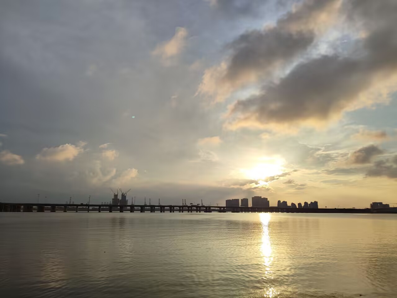
暴风雨过后，海面风平浪静，就像所有的污秽都被大雨冲刷掉了，太阳明明快要下落了，但是却光芒璀璨，诉说着此刻的美好。