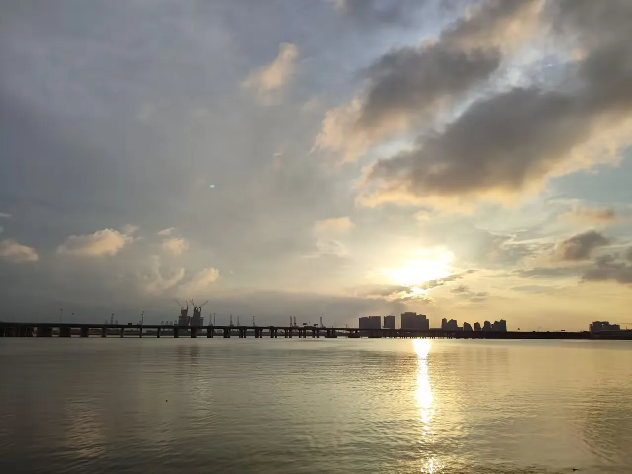 
暴风雨过后，海面风平浪静，就像所有的污秽都被大雨冲刷掉了，太阳明明快要下落了，但是却光芒璀璨，诉说着此刻的美好。