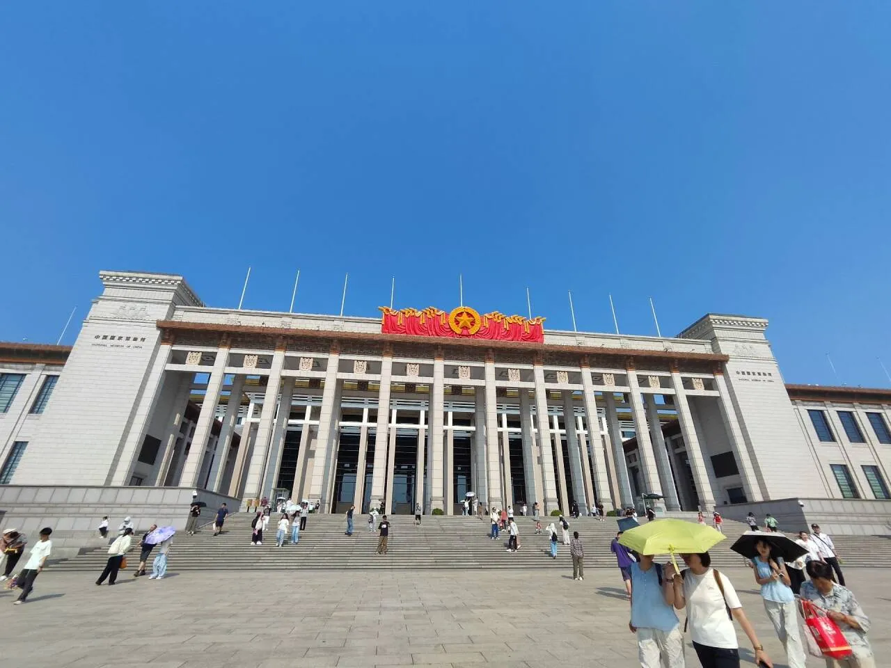 国家博物馆门票免费，人超多，不过就刚开始一直堵在门口了，越往后走，人就少些，但是人还是很多，感觉一堆人要排队看镇馆之宝-九龙九凤冠。