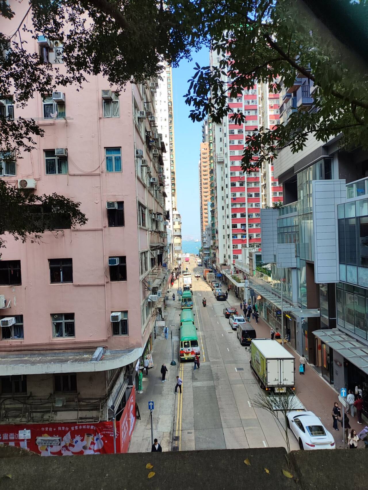 办理港澳通行的一年，还是赶上了去香港一趟，觉得香港的路很窄，人很多，建筑大多数比较旧，不愧是有港式氛围的城市。